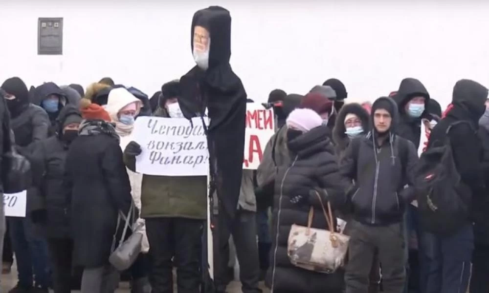 Έκαψαν ομοίωμα του Πατριάρχη Βαρθολομαίου στο Κίεβο (ΒΙΝΤΕΟ)